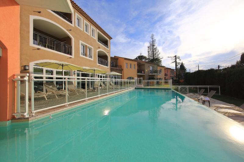 Adonis Mougins Aparthotel Екстериор снимка