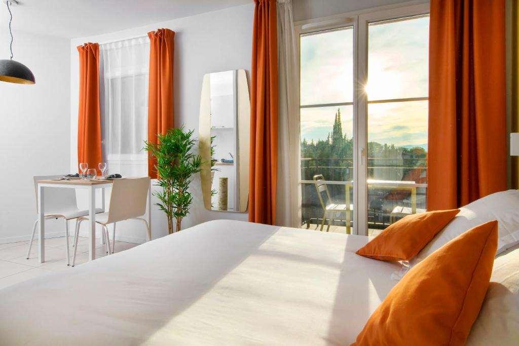 Adonis Mougins Aparthotel Стая снимка